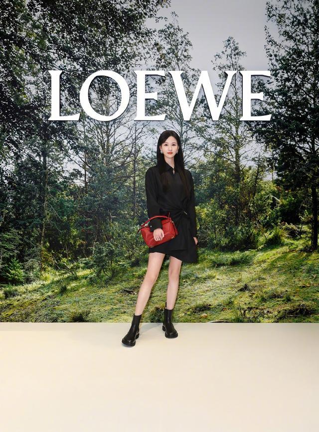 陈都灵可盐可甜，下衣失踪秀美腿，网友：美貌与身材并存！