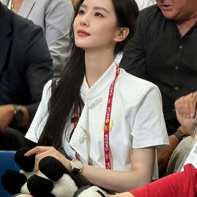 刘诗诗现身奥运赛场,美得令人浑身打激灵,旁边的老外都看呆了!