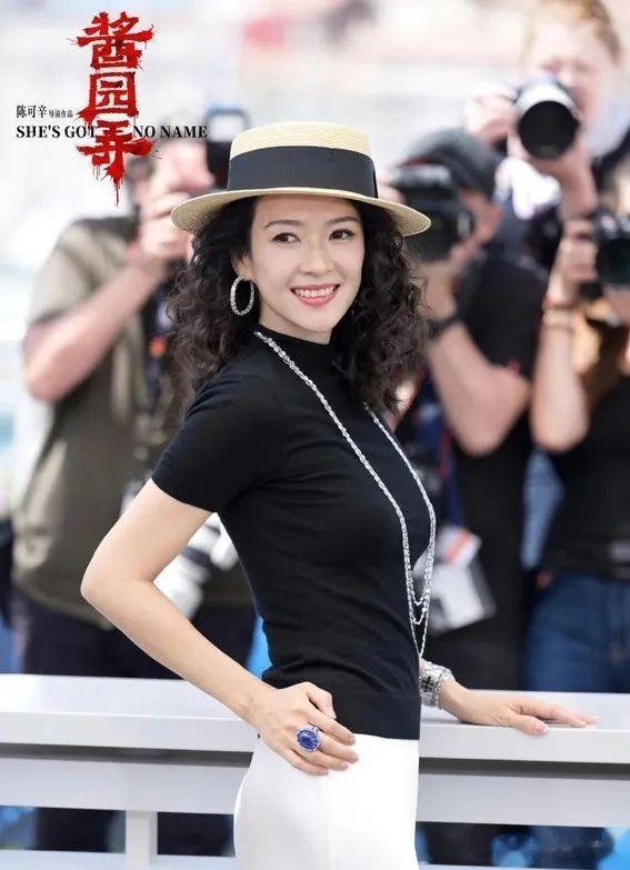 45岁章子怡曝素颜近照惊艳级人生巅峰状态:身材火辣零赘肉