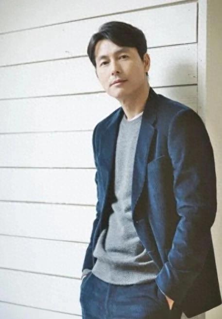 他年轻时相貌平平 ,年老时反成了叔圈男神,28岁还曾情迷李智雅。