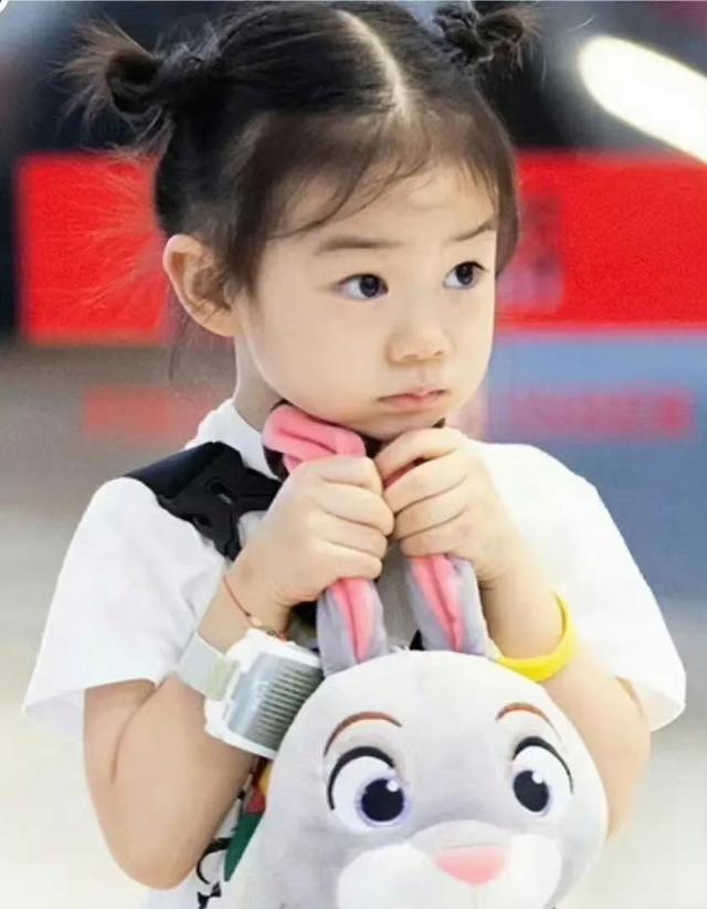 偶遇戚薇一家度假！luck又高又瘦驼背明显，儿子没下巴长辫好抢镜