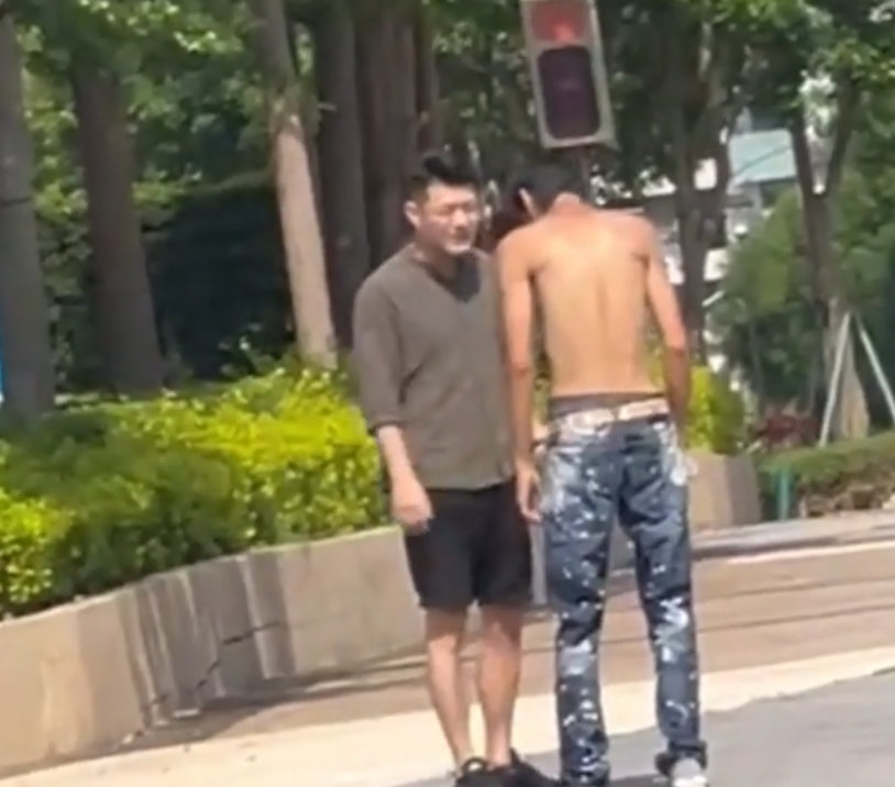 唐治平裸上身游荡街头,瘦骨嶙峋精神恍惚,穷困潦倒拒绝他人帮助