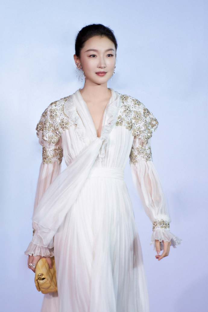 32岁周冬雨惊艳韩国,一袭白裙纯净优雅,“三金影后”火出国门了