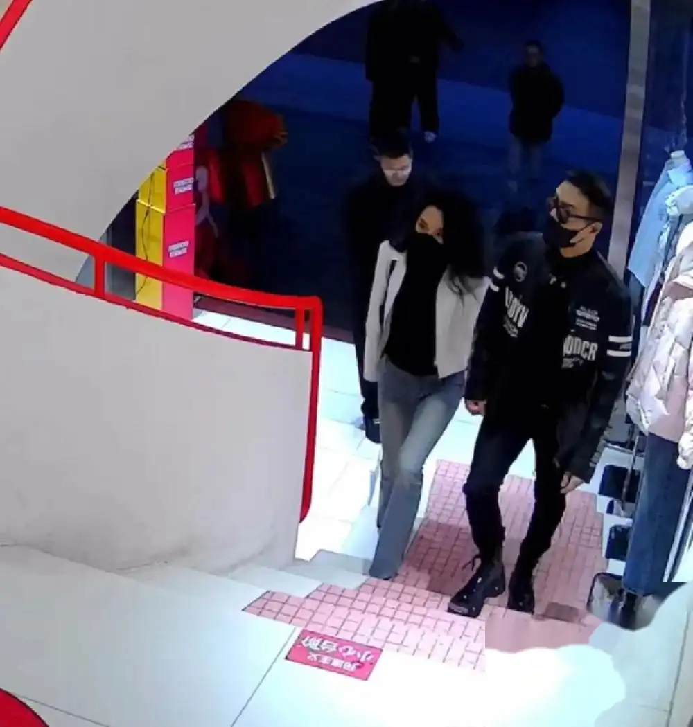 汪峰和小19岁女友牵手现身成都，女方穿牛仔裤身材火辣，颜值不输章子怡！