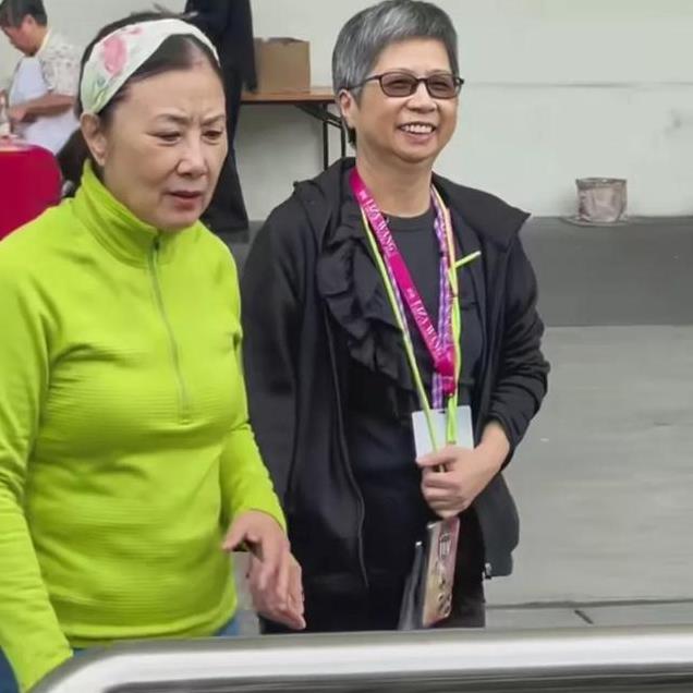 77岁汪明荃开演唱会，又唱又跳，精力堪比28