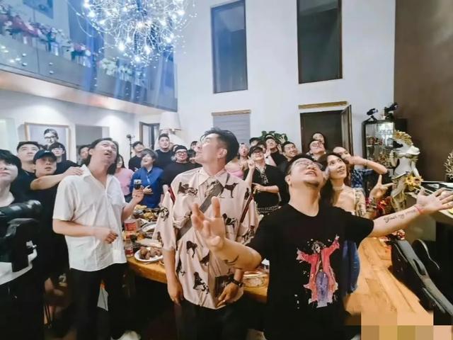 刘欢|60岁刘欢最新露面 豪宅设宴款待好声音学员 妻子罕见现身显年轻！