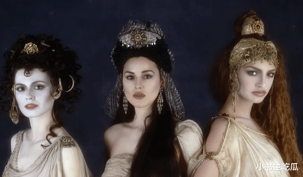 莫妮卡美貌惊人，还是没拦住老公出轨，59岁优雅老去，女儿很像她