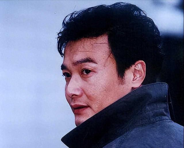 父亲是导演，母亲是老戏骨，61岁无儿无女，遗憾没让母亲当奶奶！