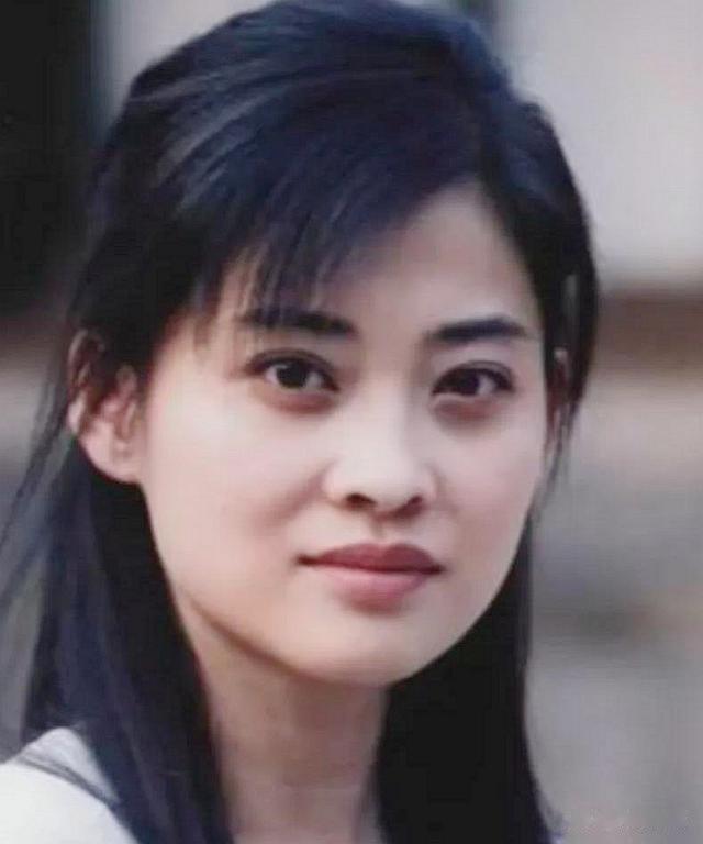 朱时茂26年前的春晚,有谁注意到他身旁的女生?如今成为了老戏骨