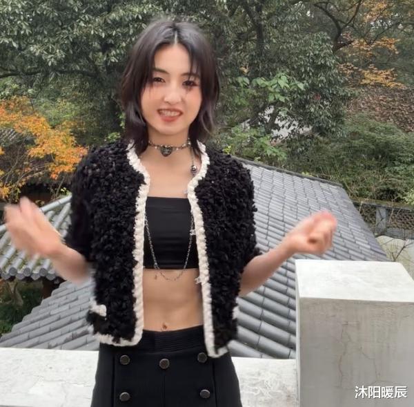 张子枫惊艳亮相香奈儿大秀，六块腹肌成焦点！网友：邻家女孩走远了