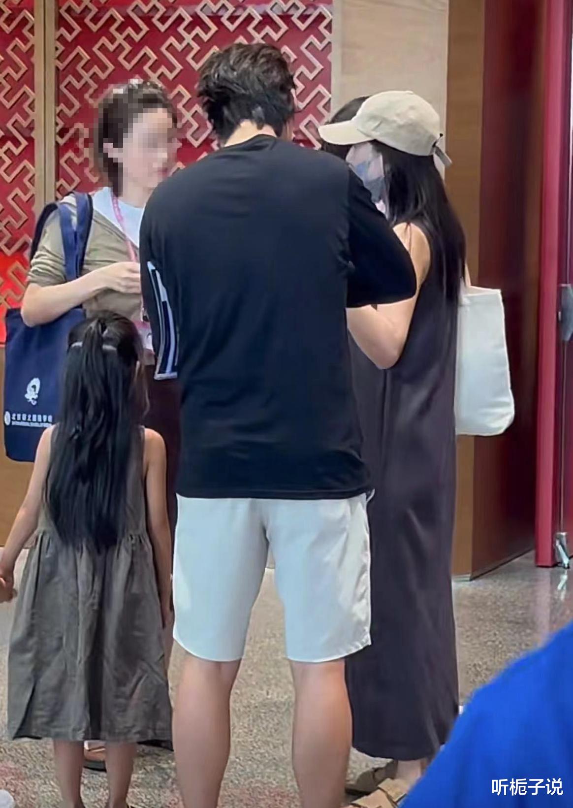 44岁高圆圆近况曝光!将女儿接北京上学,5岁Rhea颜值像极赵又廷