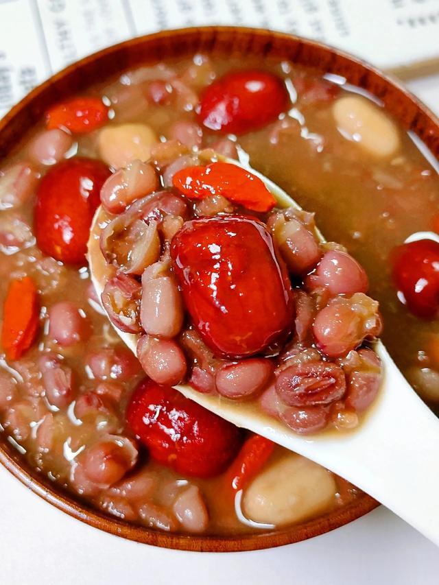 女人不要太节俭，有条件常吃这8样，皮肤光滑气色好