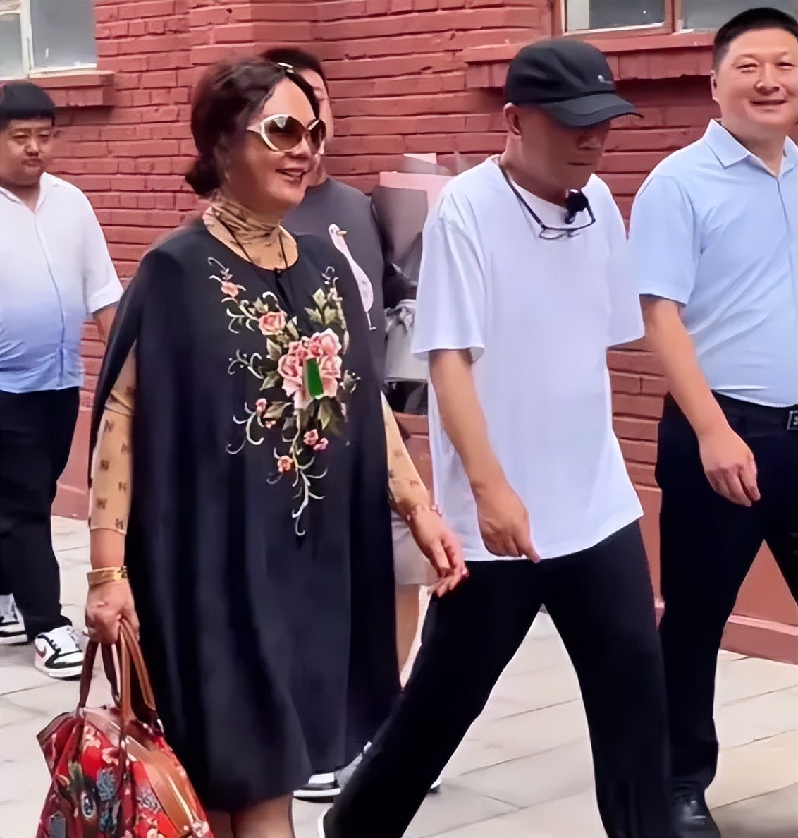 闹大了!杨议妻子控诉谢雷毁其形象,对私生子、新五婶不感兴趣