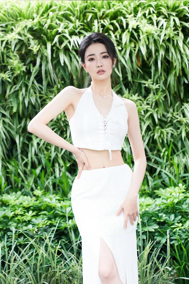 徐璐 自然清新，光束萦绕。在充斥夏日蝉鸣的风声里，一眼撩动心弦