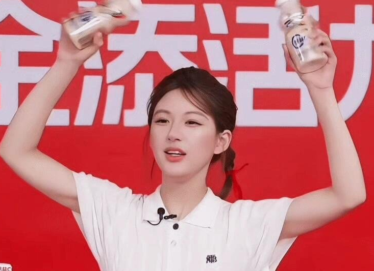 巴黎奥运会，42岁郭晶晶用“又矮又土”的身材，给白幼瘦女星上了一课