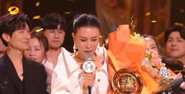 那英|恭喜！天后那英拿下新一季歌王实至名归，现场哽咽发言让人动容