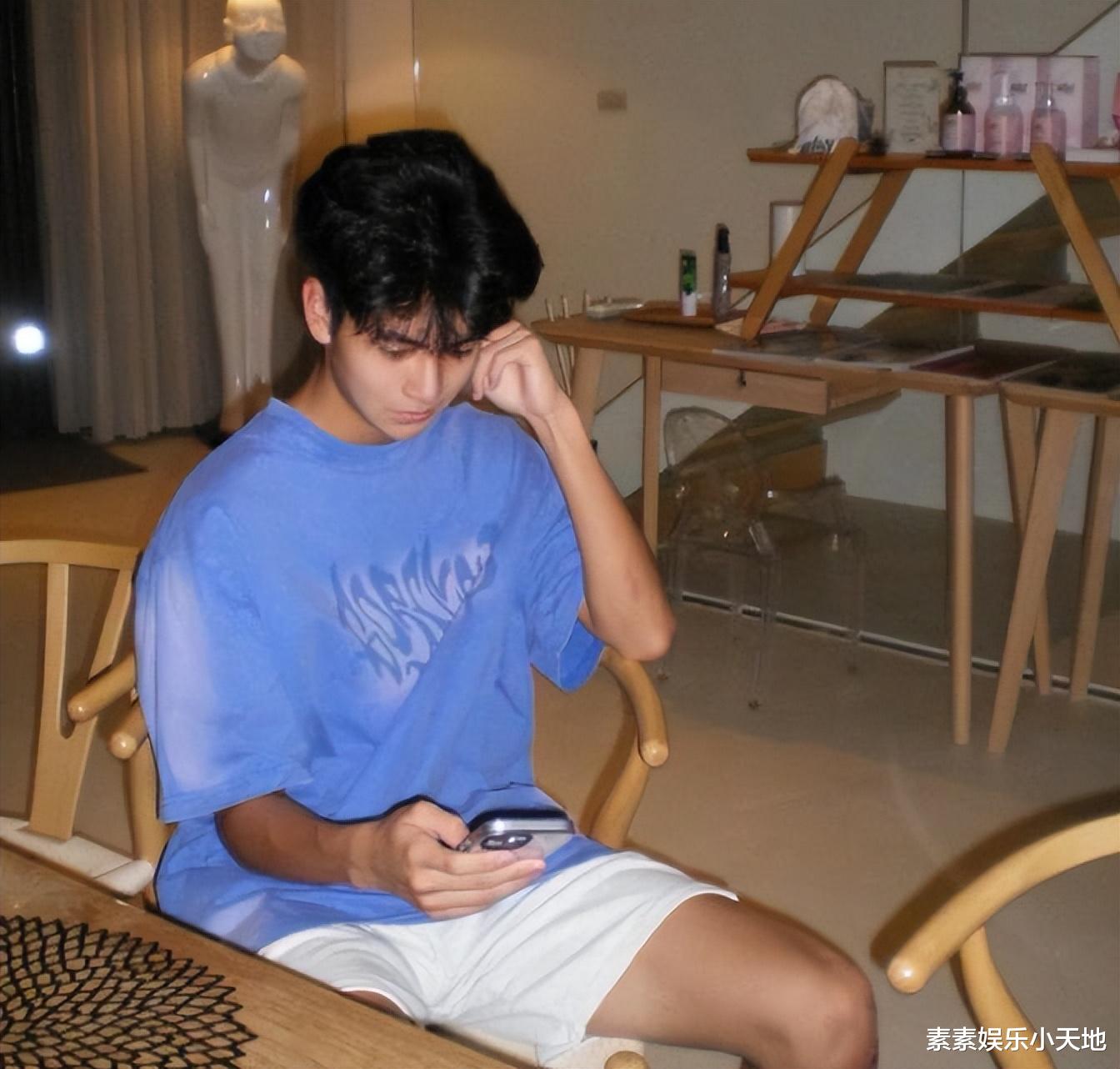 大S的外甥疑似出道,拍帅照做宣传,与小S的女儿经常互动