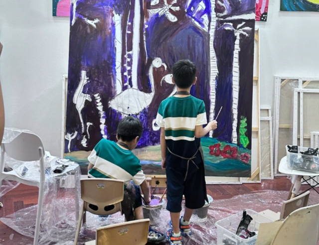 前央视主播李思思迎38岁生日，甜美冻龄似少女，俩儿子贴心送贺卡