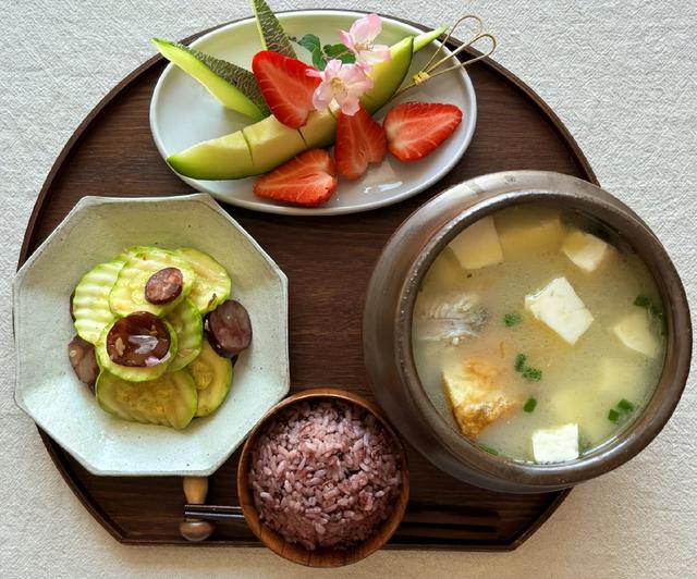 45岁上海未婚女子,在朋友圈晒出一人晚餐,网友:活明白了