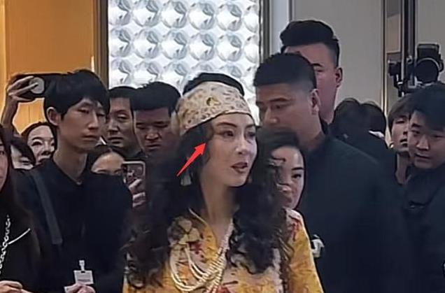 张柏芝停工一年后露面,包裹严实不敢亮身材,鼻头变圆上围猛涨!