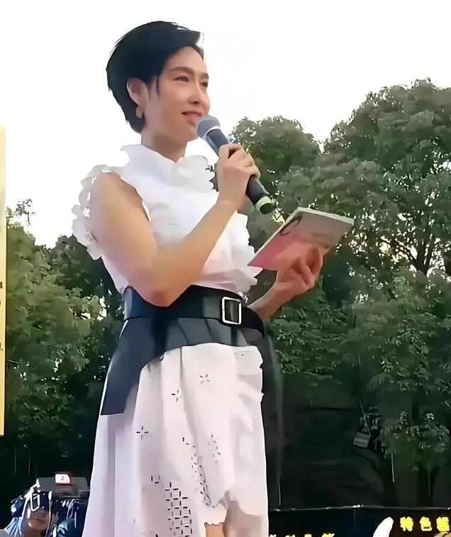 朱茵近照曝光,53岁疑整容撞脸马苏,寒风街头主持赚点小钱不容易