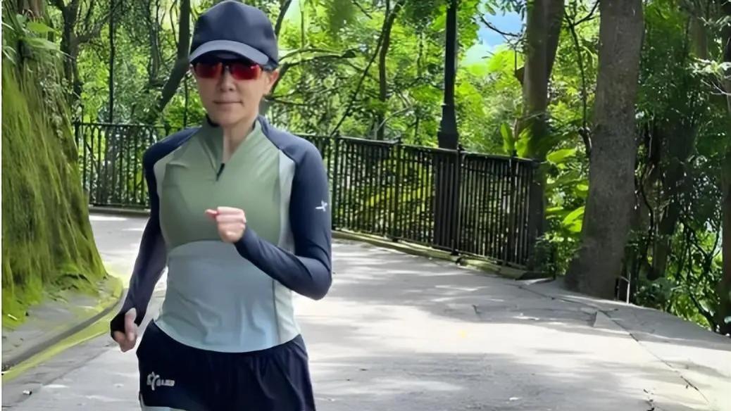 58岁刘嘉玲户外晨跑，穿紧身裤不遮臀部，网友：没一点老人样