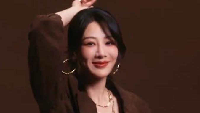 杨紫最新珠宝大片翻车！面部浮肿山根抢镜，被吐槽撞脸傅首尔