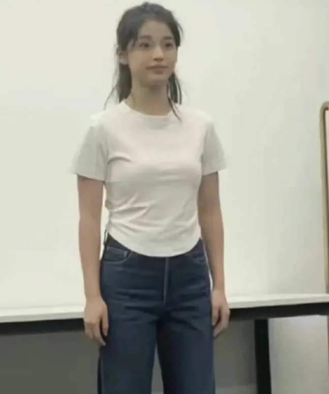 李闽轩本性难移,中戏军训又穿黑衣“搞特殊”,父亲已成失信人员