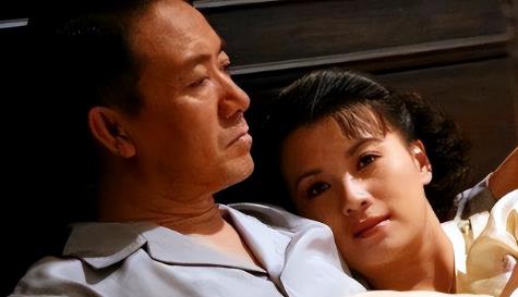 因《亮剑》爆火后离婚,娶3婚小13岁妻子,“原配”竟为他站台?