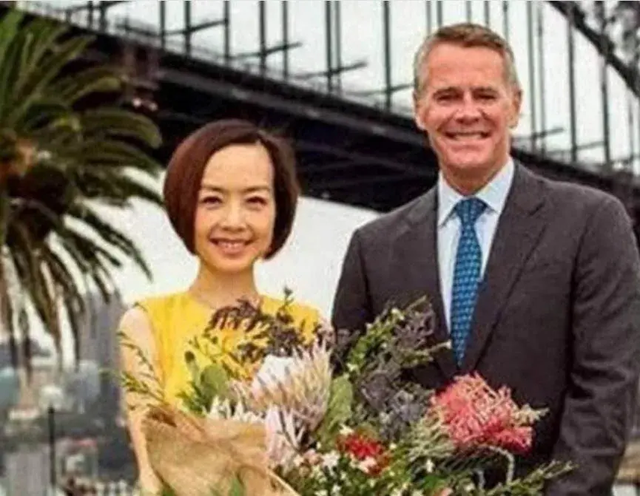 53岁鲁豫和小19岁阿云嘎：爱情来了挡不住，网友惊呼太甜了