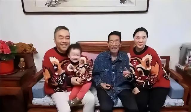 相声演员杨议：让情妇和原配“同吃同住”，还带着和父亲拍全家福