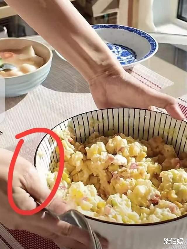 车晓下厨给阿姨做饭,别墅里暖气足热得穿背心,手上烟疤抢镜