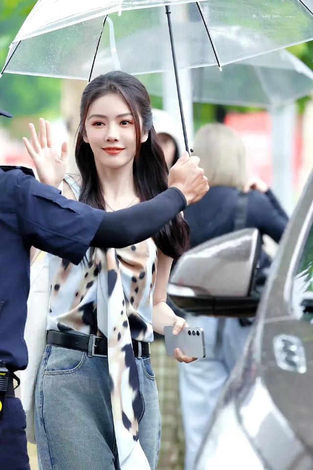 《浪姐5》苗苗漏腰超短裙超性感，蔡文静穿搭超时尚