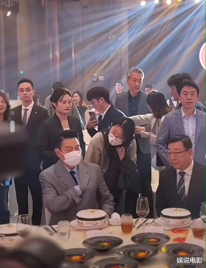 金鸡奖颁奖晚会刘德华戴口罩，只有上台没戴，原来为了演唱会