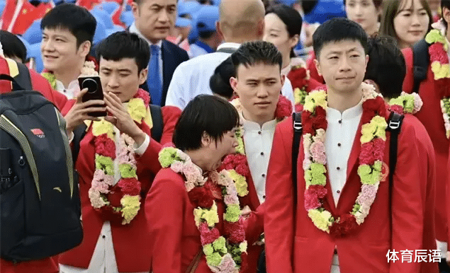 全红婵见到霍启刚开启热聊模式,敬酒用英文开头,孙颖莎出现了双下巴