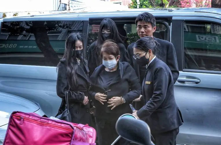 小S在台湾参加公公丧礼！一家神情凝重，许雅钧难掩丧父悲痛之情