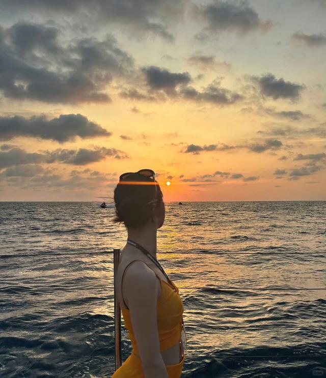 张馨月参加王嘉尔生日派对,网友 -太美了!