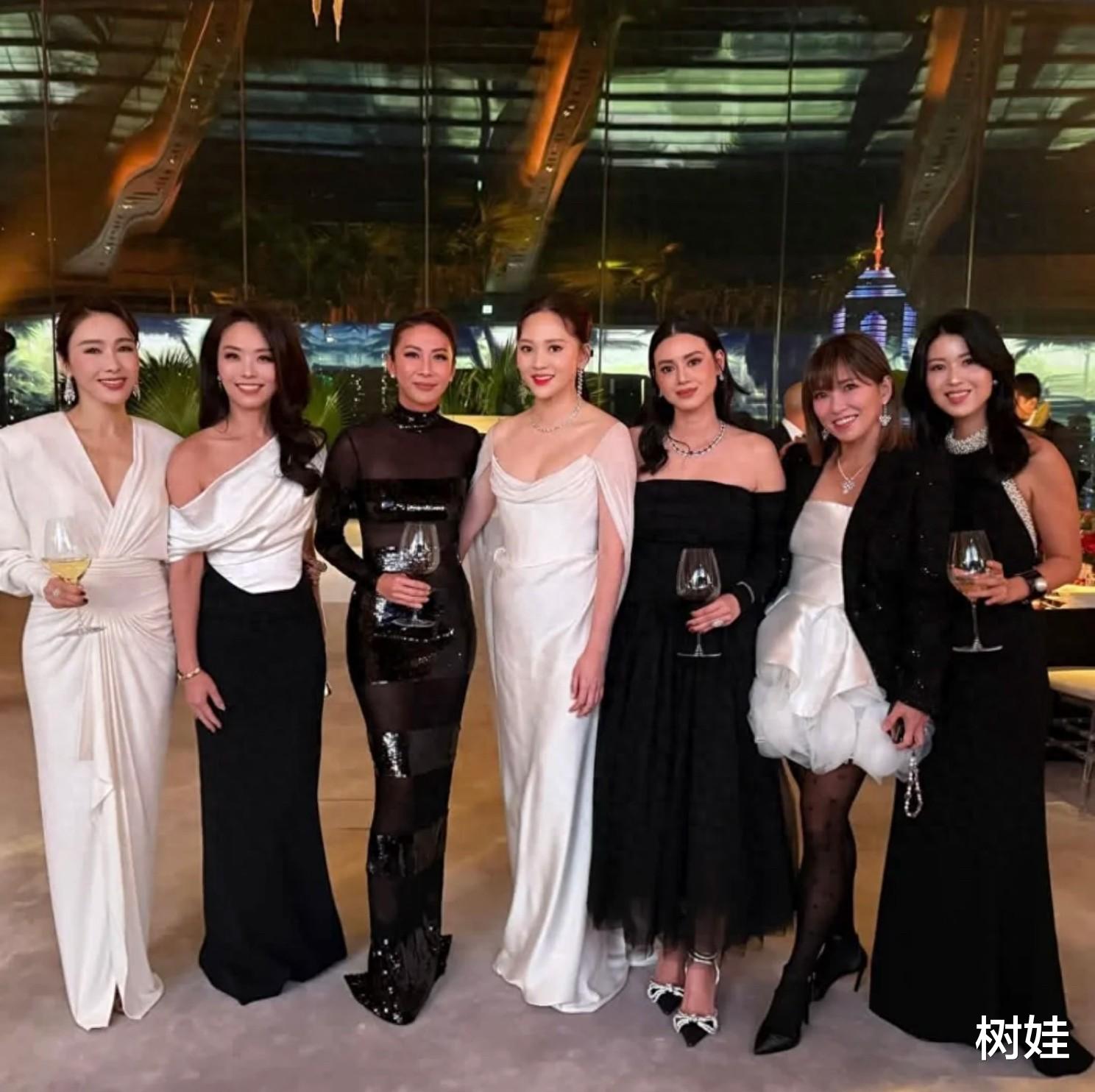 东亚银行主席儿媳办晚宴，挤满了百亿名媛，黎姿也在场合照站边上