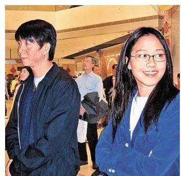 她2年逼走原配，上位后又败给现实，如今46岁风韵犹存却饱受争议