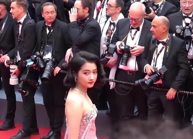 大泄春光不说，还有人摔出“吸奶器”，国内女明星丢脸丢到国外了