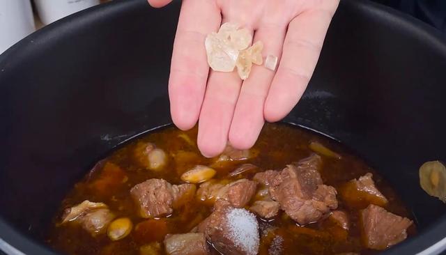 炖牛肉，切不可直接焯水，教你多加一步，牛肉软烂入味，像嫩豆腐