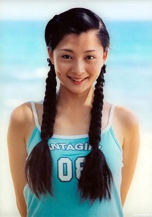 她是演员中的女富豪,多辆豪车轮流开,如今44岁却活得像20岁