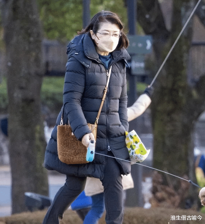 65岁山口百惠发福了，72岁三浦友和帅气依旧，两个人恩爱43年