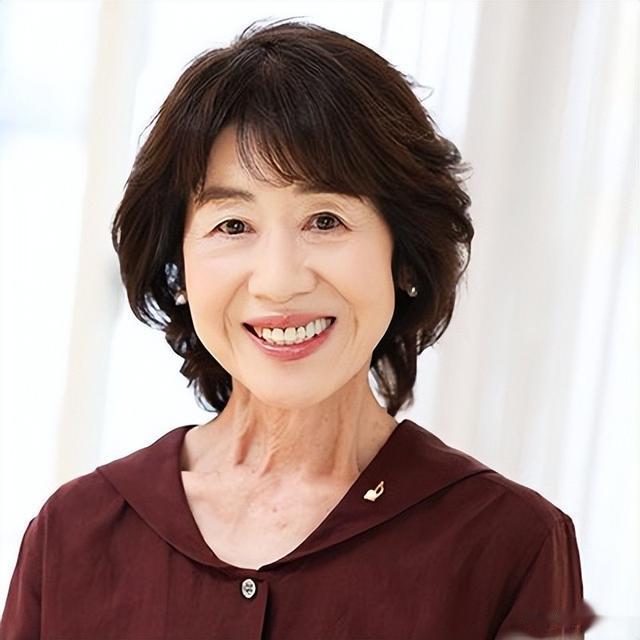 中老年女性别再烫小卷了，这些发型才是最好的选择，不老气显气质