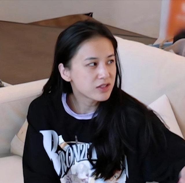 黄圣依节目里这素颜状态是真抗打呀，和普通人差不太多！