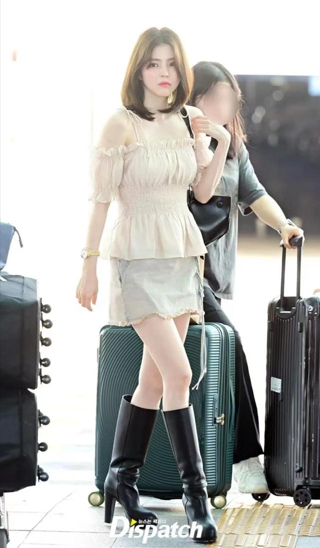 韩素希短发造型好萌妹,机场路透秀大长腿,无意暴露大腿内侧纹身