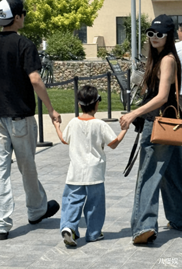 麦迪娜姜潮带儿子阿那亚度假,爱马仕包LV球鞋太惹眼,阔气十足