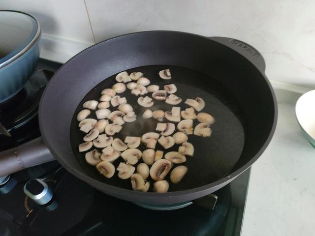 懒妈妈的早餐就1碗，父子俩吃得津津有味！网友：太丰盛！