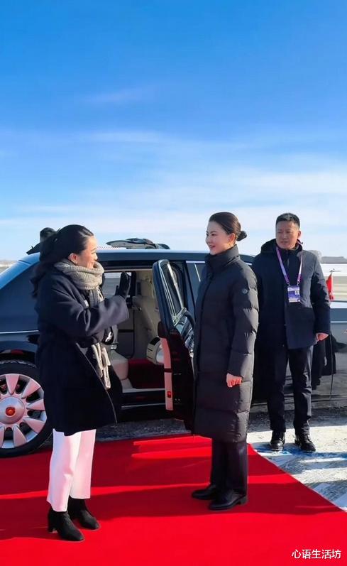 4天贴身护卫，佩通坦离开时与严月霞短暂交流，美女保镖露出笑容