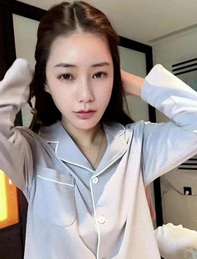 马筱梅晒起床照，意外曝光豪宅，网友: 大S心碎一地！